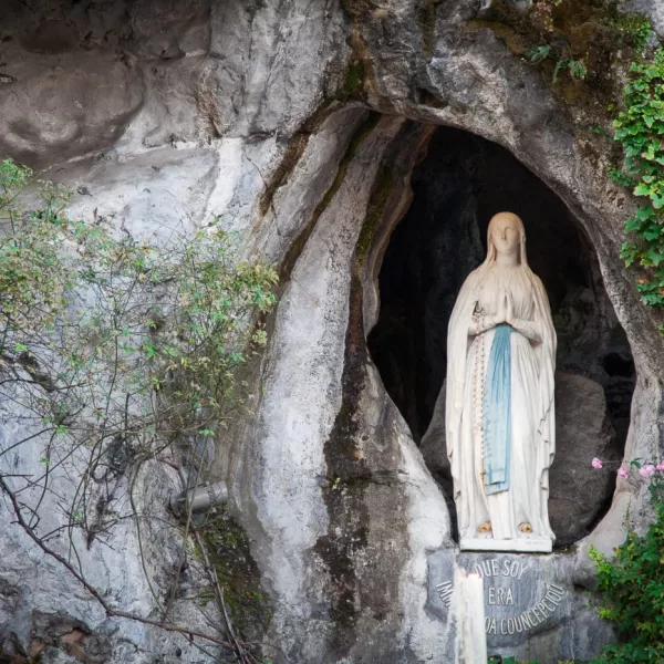 El Agua de Lourdes: Historia, Milagros y Significado Espiritual