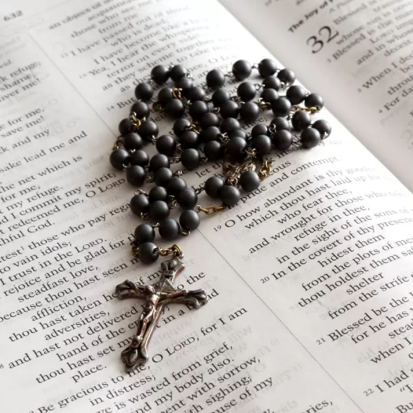 Rosario y Biblia