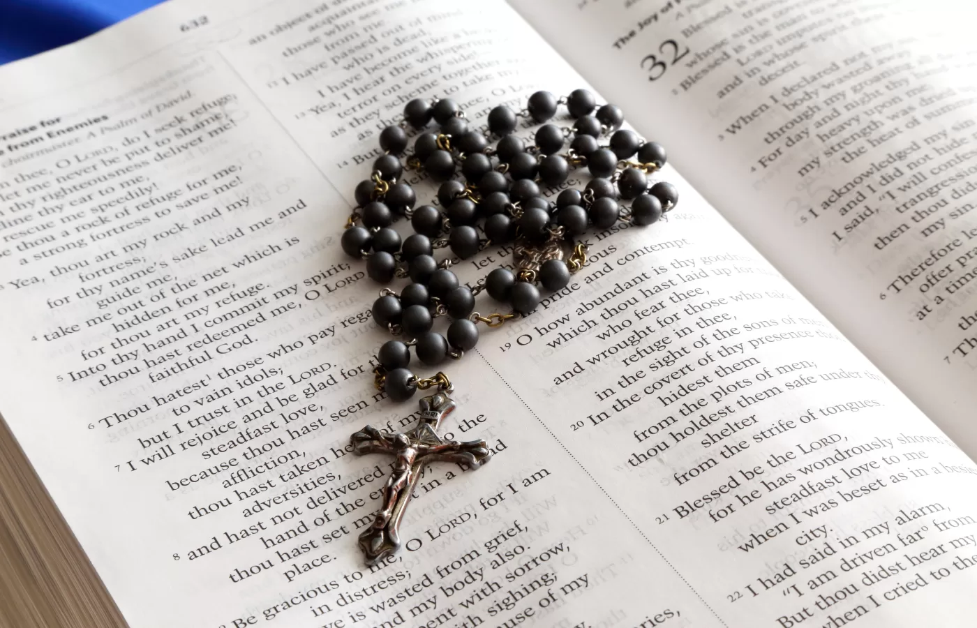 Rosario y Biblia